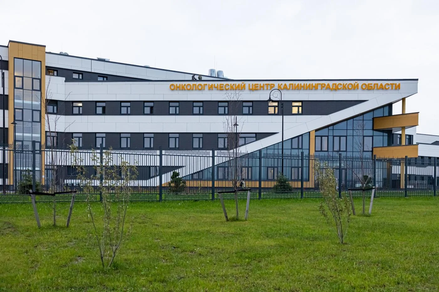 В четверг, 22 мая, с первой годовщиной работы сотрудников Онкологического центра поздравил министр здравоохранения региона Сергей Дмитриев.