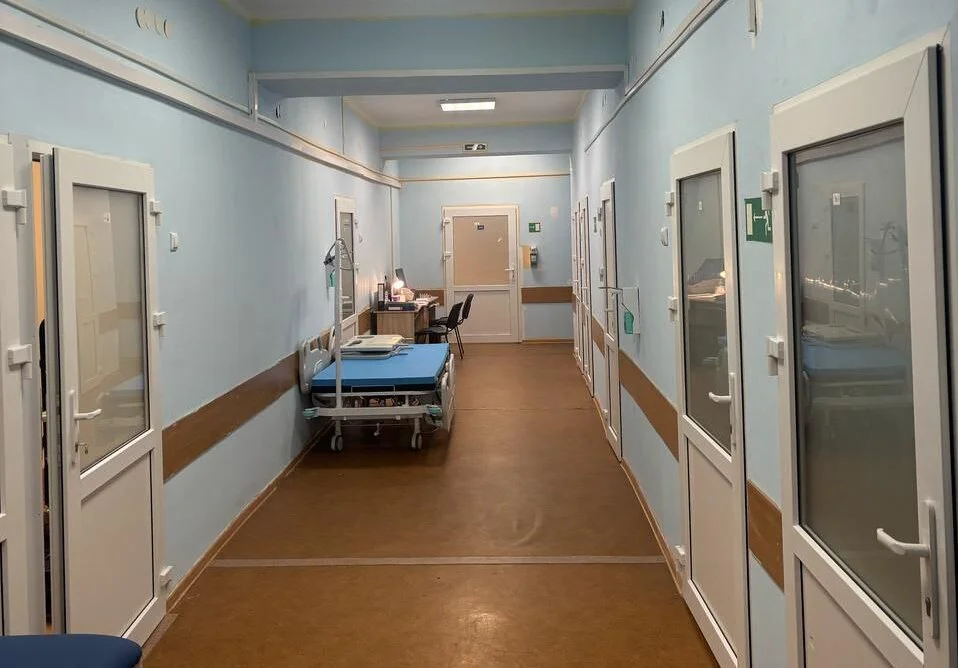 Сразу в нескольких отделениях Центральной городской клинической больницы установят новые двери 